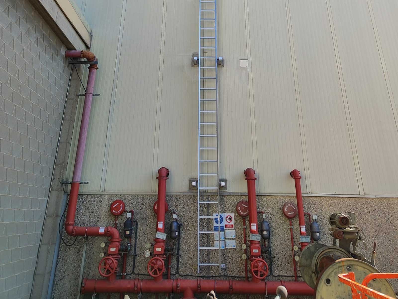 escalera-vertical-de-seguridad