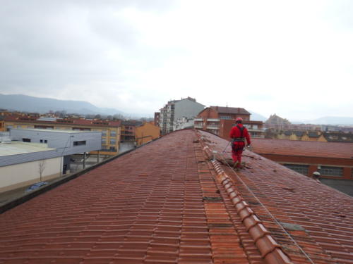 trabajador vertical utilizando lineas de vida